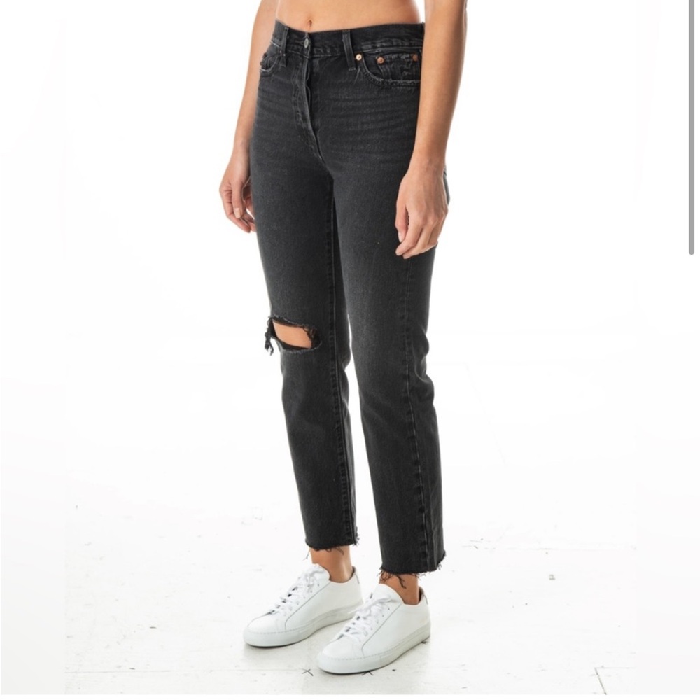 LEVIs Wedgie Distressed Busted Knee Jeans, Size 25 but fit like a 27/28